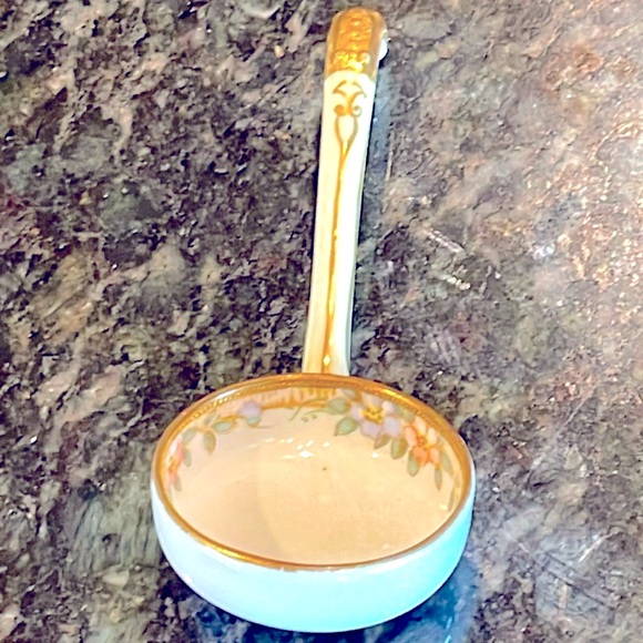 🎩NIPPON🎩PORCELAIN LADDLE W/FLORAL DESIGN & ORNATE GOLD TIPPED HANDLE VINTAGE - Picture 1 of 6